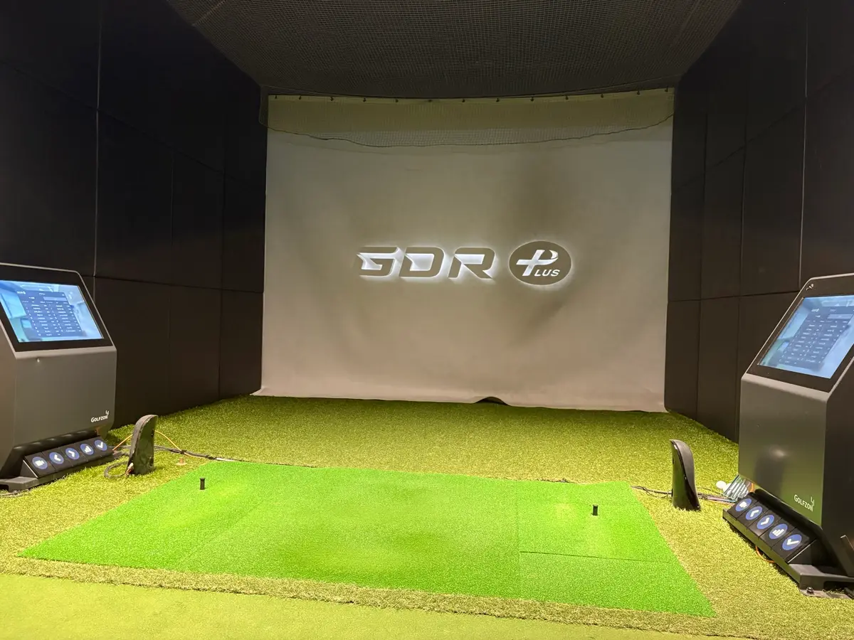 チキンゴルフ 刈谷店の打席とシミュレーター