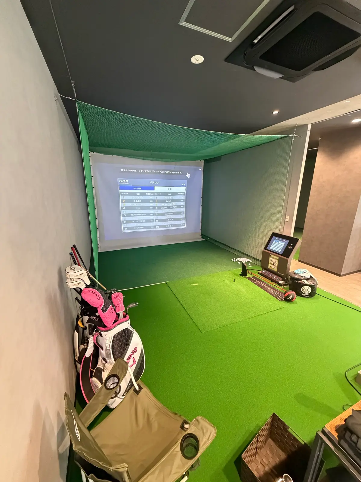チキンゴルフ 西川口店の打席とシミュレーター