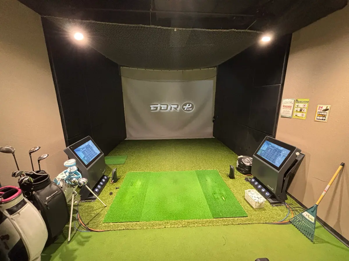 チキンゴルフ 梅田店の打席とシミュレーター