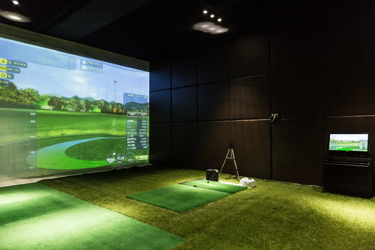RIZAP GOLF 六本木店の打席とシミュレーター