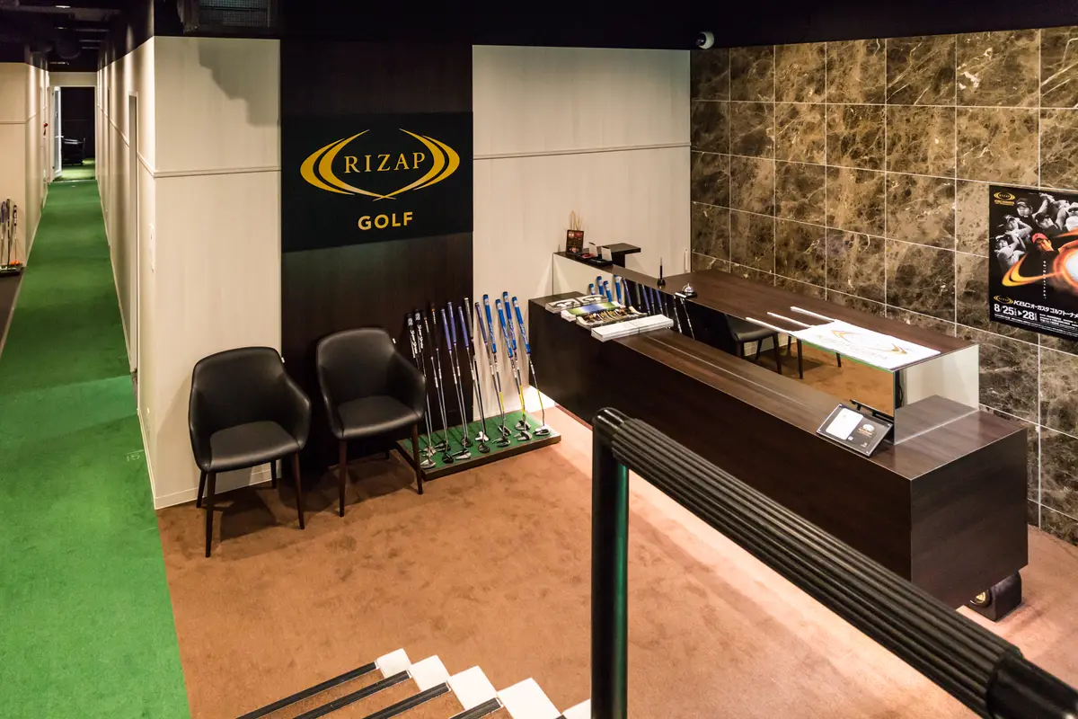 RIZAP GOLF 六本木店の受付と待合スペース
