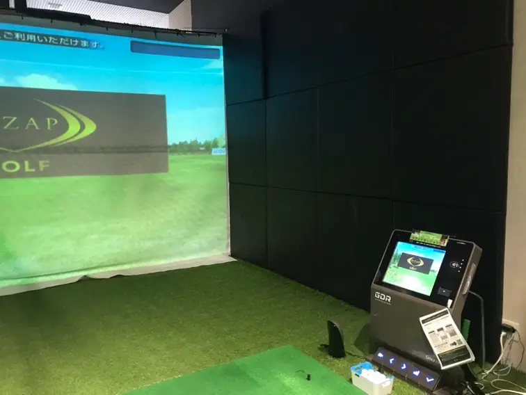 RIZAP GOLF 三田店の打席とシミュレーター