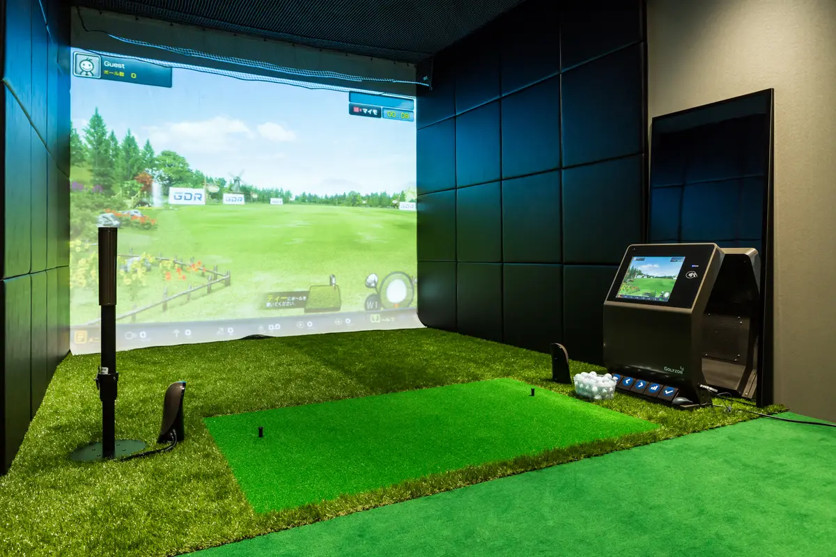 RIZAP GOLF 銀座店の打席とシミュレーター