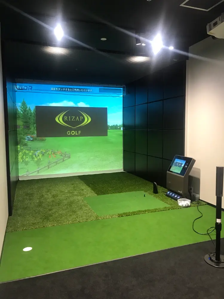 RIZAP GOLF 立川店の打席とシミュレーター