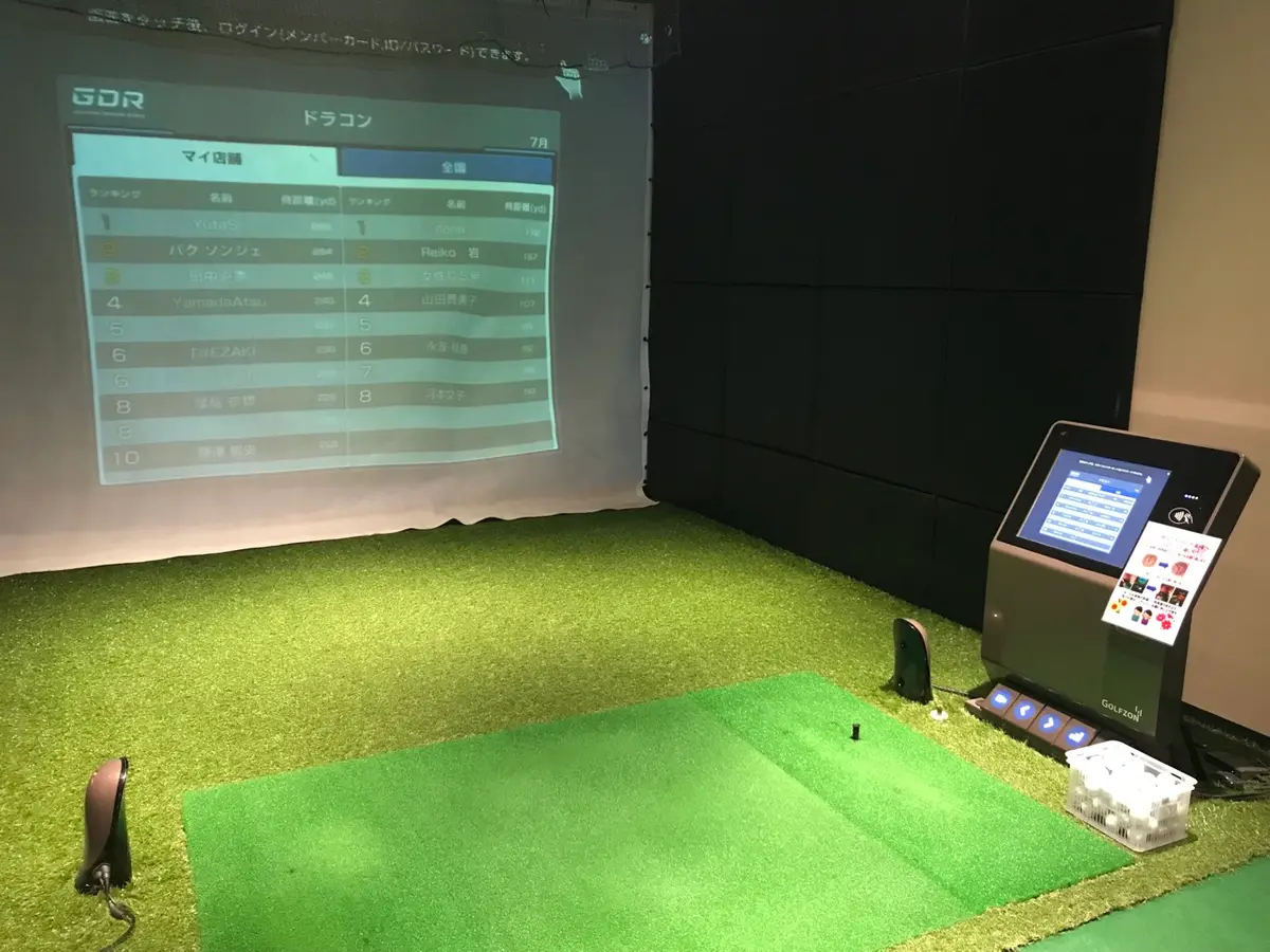 RIZAP GOLF 神戸店の打席とシミュレーター