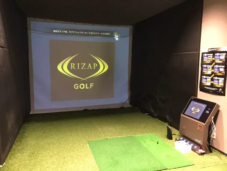 RIZAP GOLF 天王寺店の打席とシミュレーター