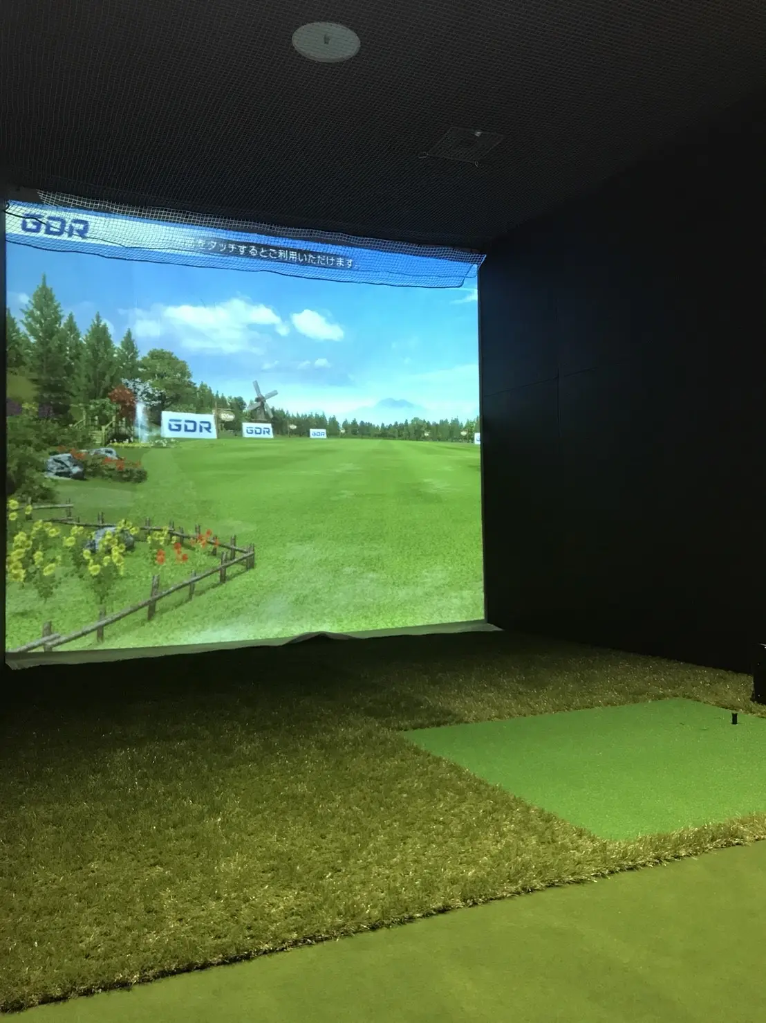 RIZAP GOLF 広島店の打席とシミュレーター