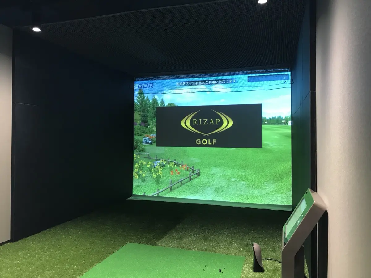 RIZAP GOLF 飯田橋店の打席とシミュレーター